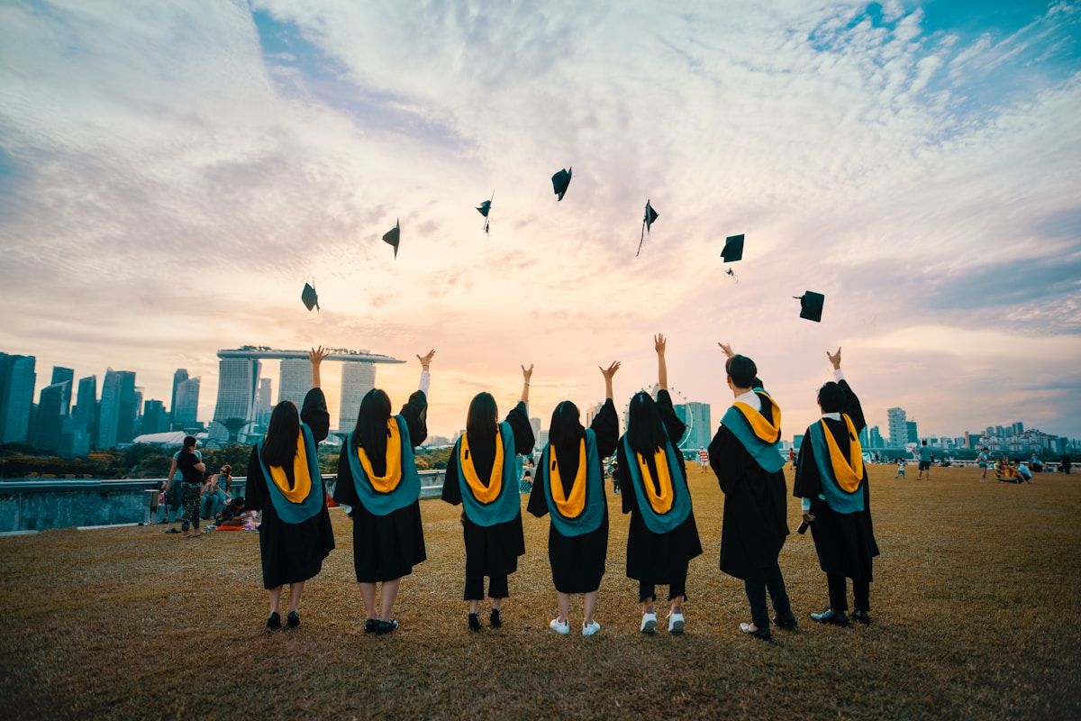 Étudiants diplômés célébrant leur réussite