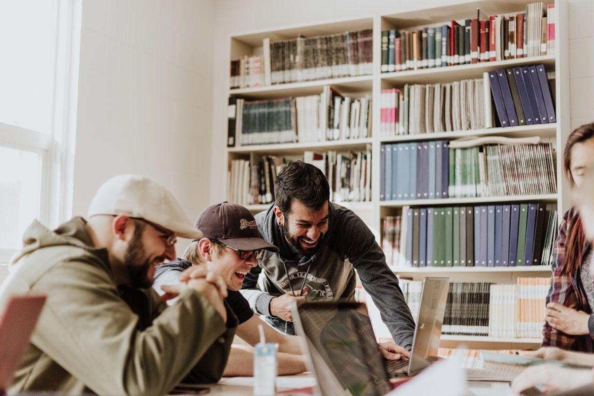 Étudiants internationaux travaillant ensemble